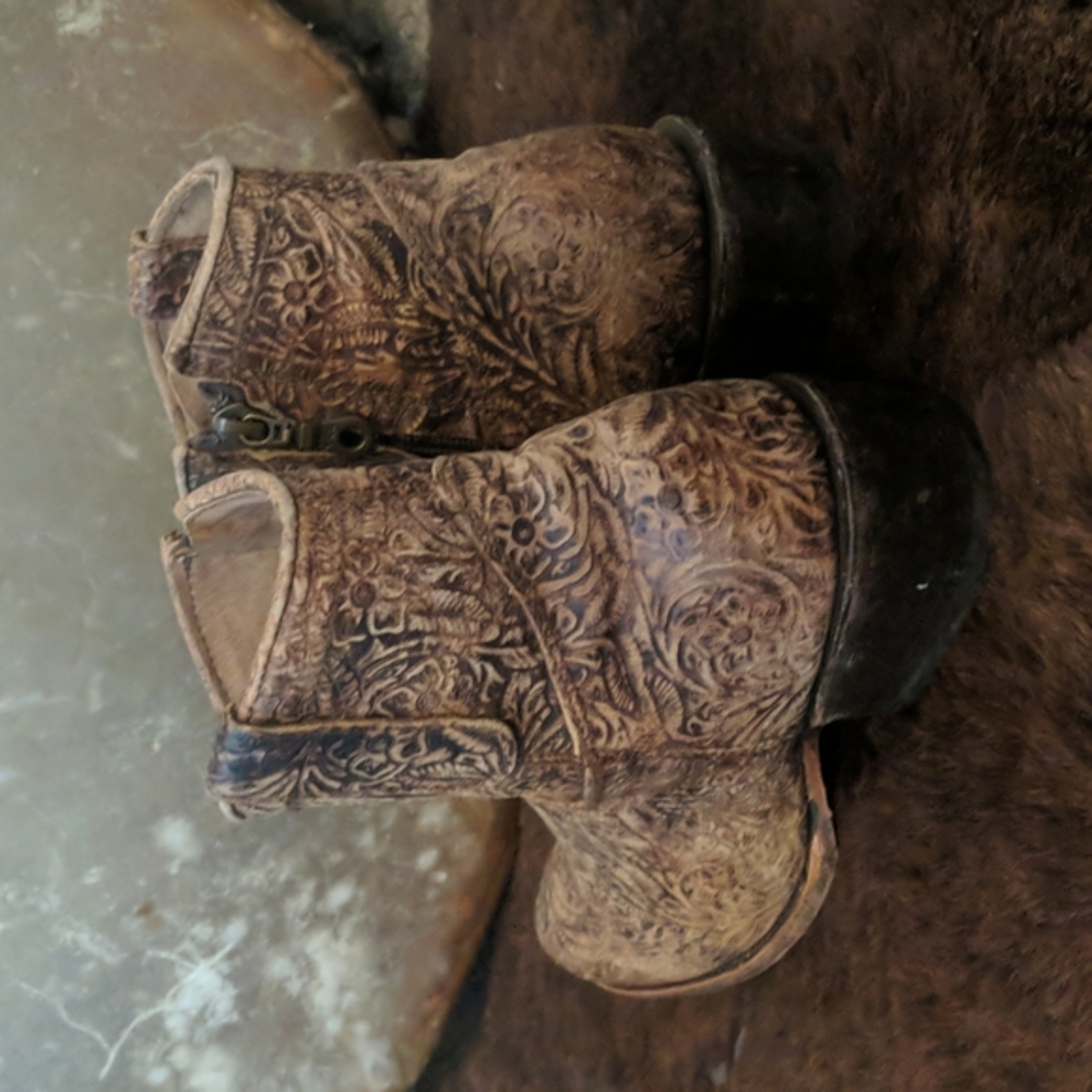 CORRAL C3056 handcrafted distressed tan embossed leather ankle boot/booties sz 9 - Picture 4 of 15